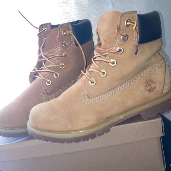 Timberlands barely worn size 8 in girls - Picture 2 of 5
